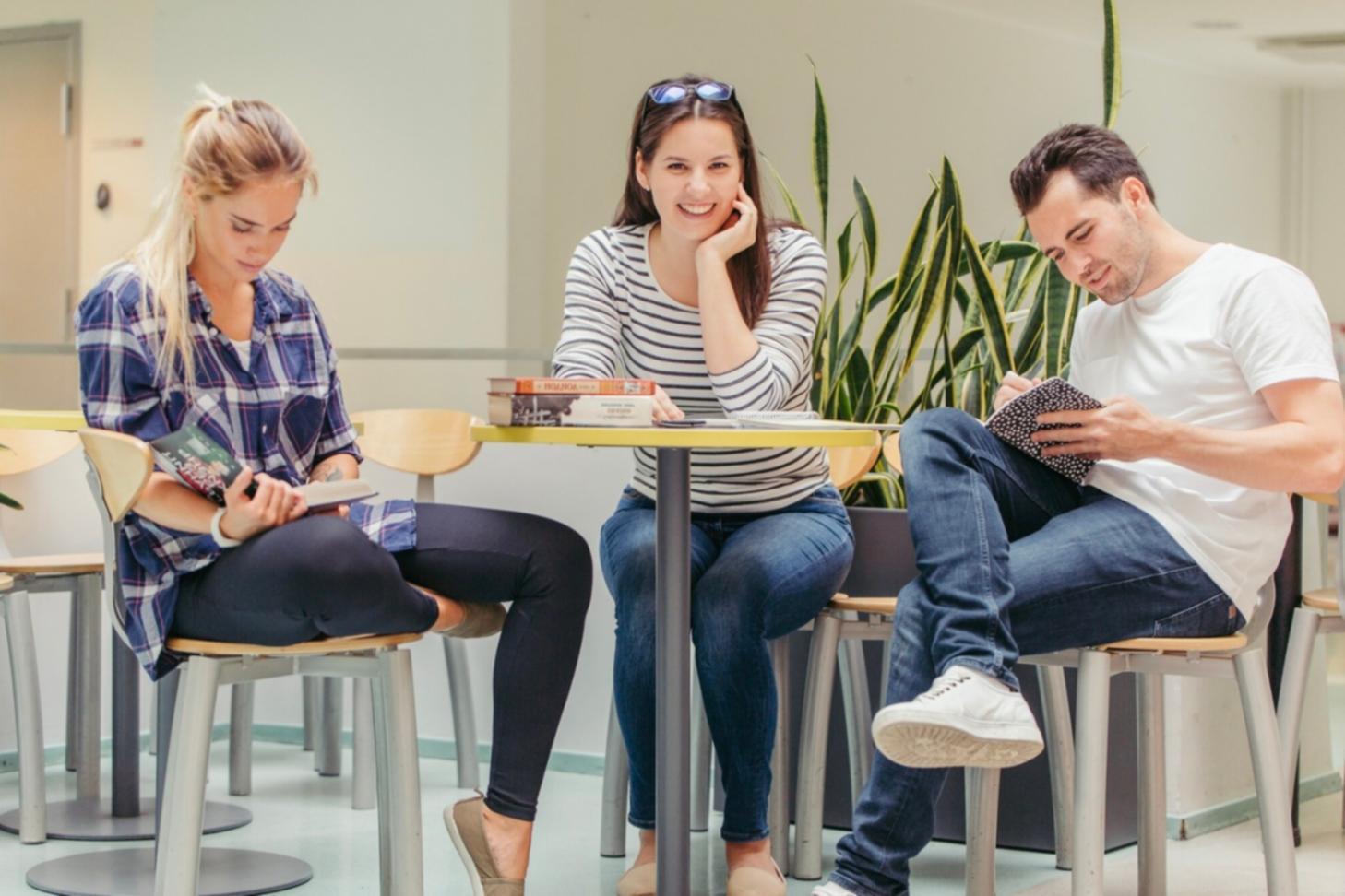 Studierende bei der Finanzplanung mit Laptop und Unterlagen